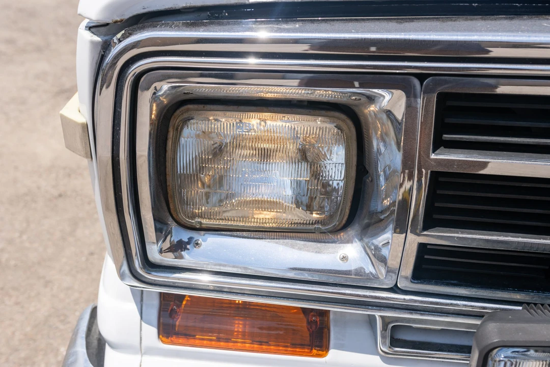 1991 Jeep SJ Grand Wagoneer - Image 14 of 31