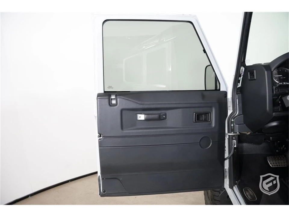 1991 Land Rover Defender 110 - Image 13 of 31