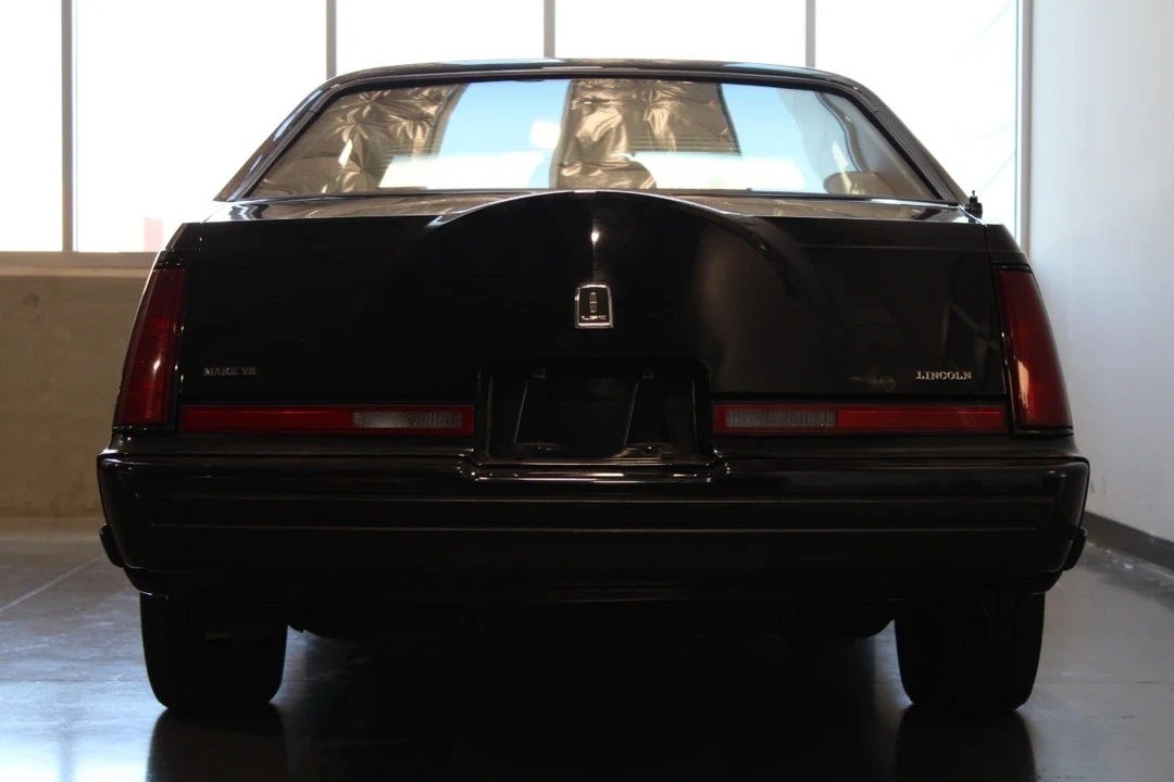 1991 Lincoln Continental Mark VII - Image 16 of 21