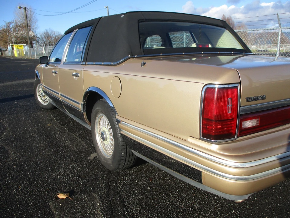 1991 Lincoln Town Car - Image 15 of 21