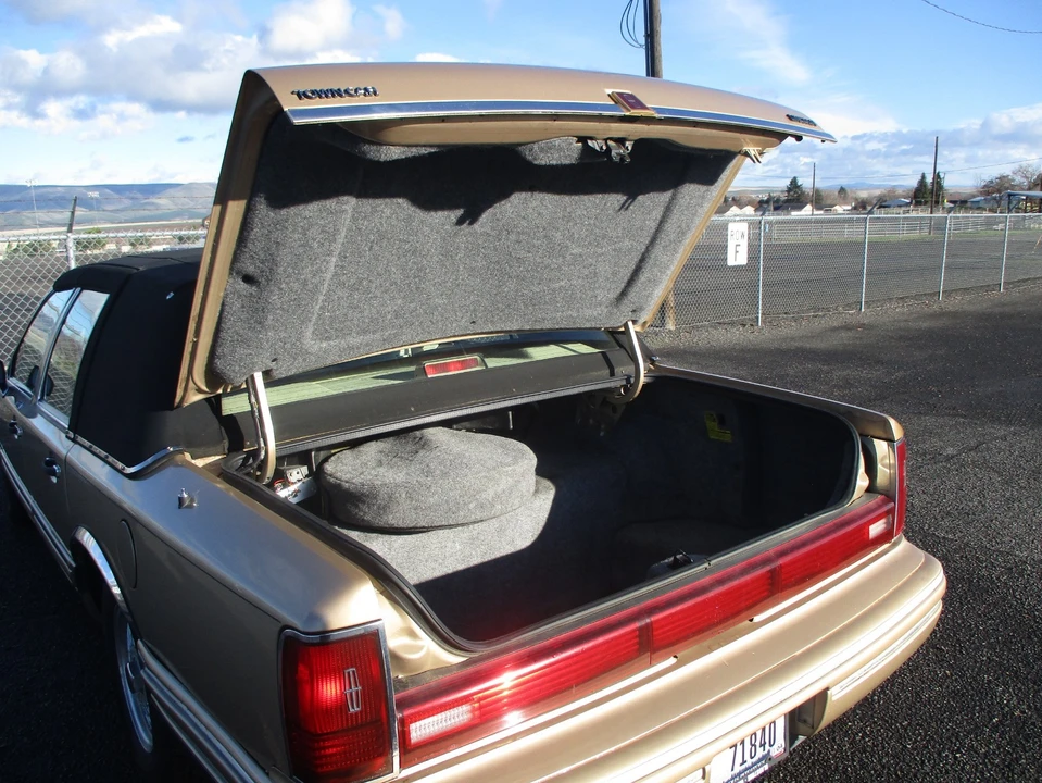 1991 Lincoln Town Car - Image 18 of 21