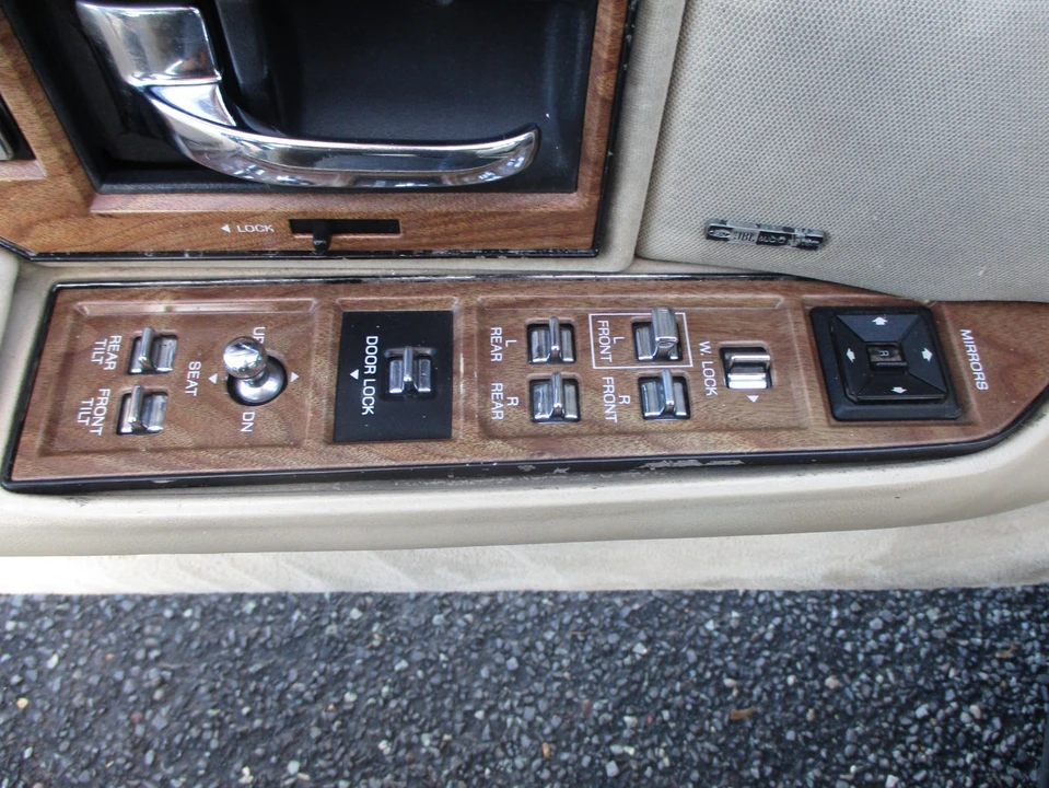 1991 Lincoln Town Car - Image 6 of 21