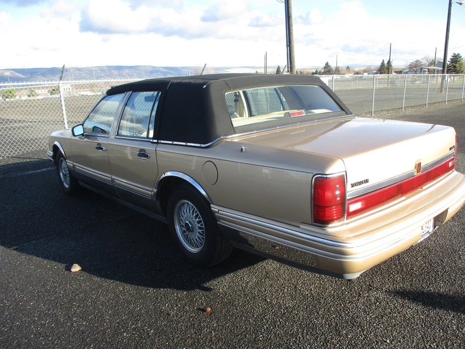 1991 Lincoln Town Car - Image 17 of 21