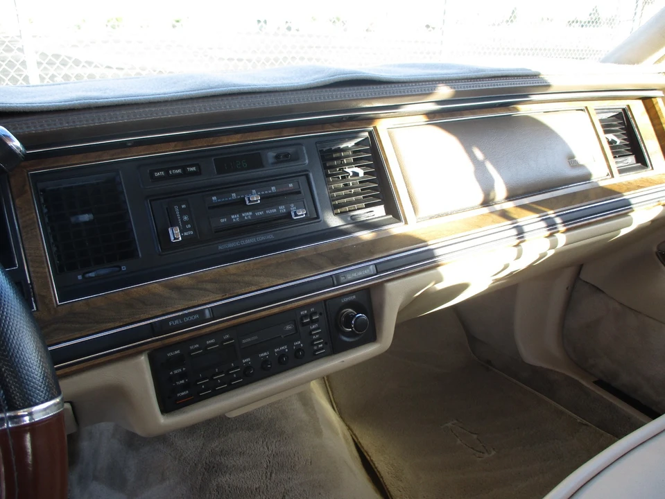1991 Lincoln Town Car - Image 8 of 21