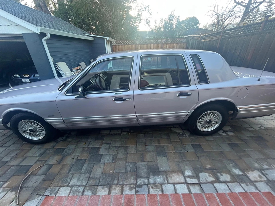 1991 Lincoln Town Car - Image 8 of 31