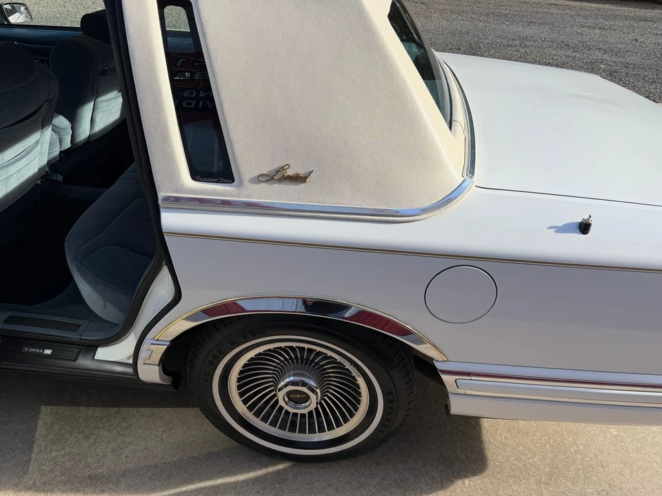 1991 Lincoln Town Car - Image 18 of 21