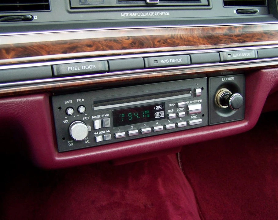 1991 Lincoln Town Car - Image 10 of 23