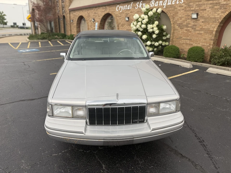 1991 Lincoln Town Car - Image 2 of 31