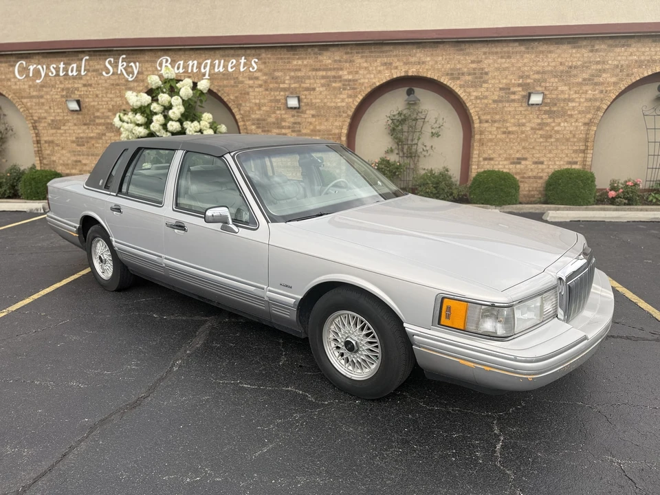 1991 Lincoln Town Car - Image 26 of 31