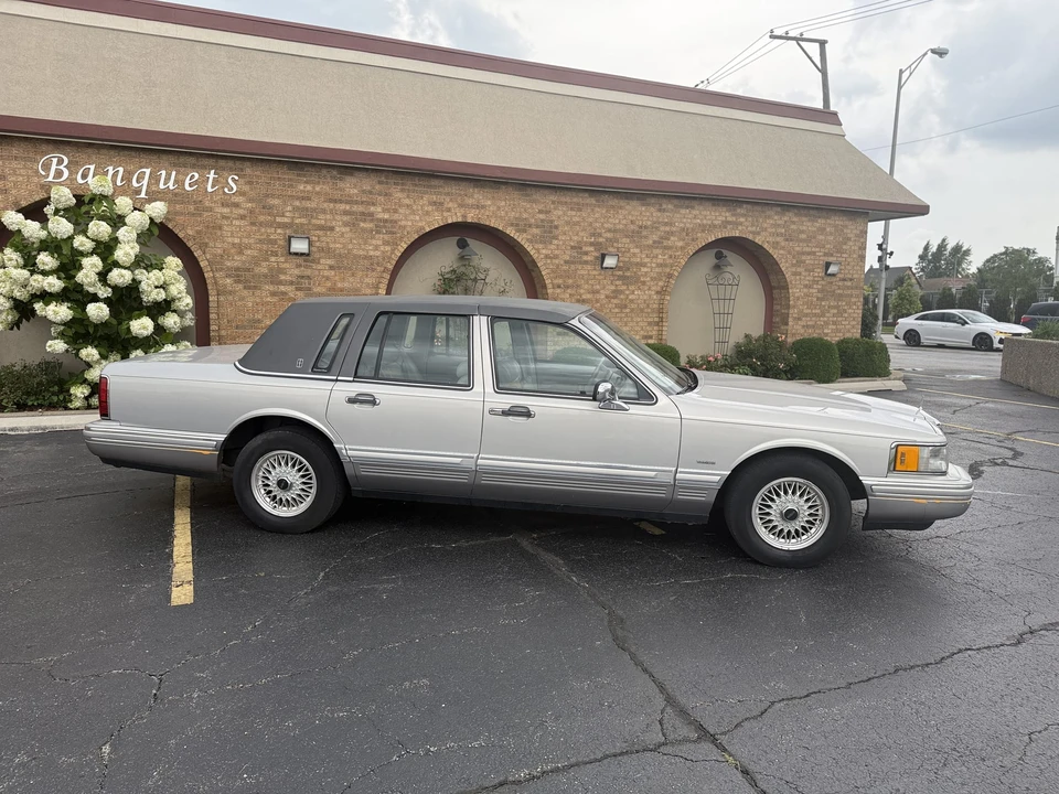1991 Lincoln Town Car - Image 25 of 31