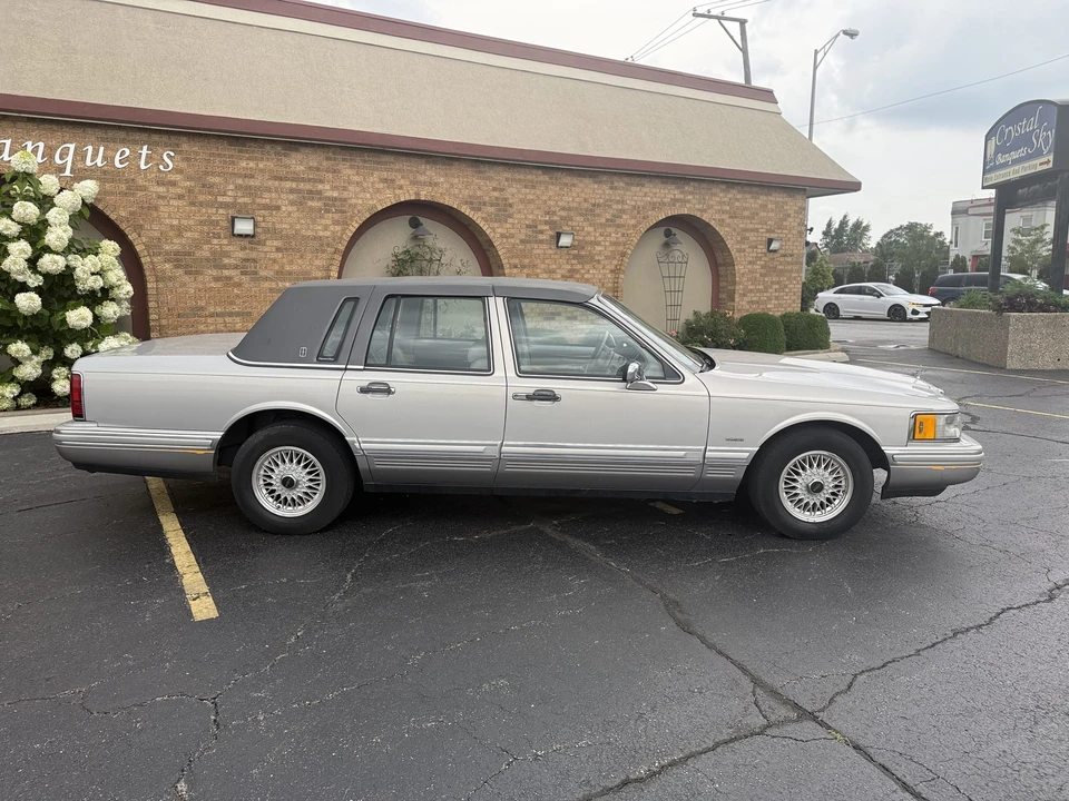 1991 Lincoln Town Car - Image 24 of 31