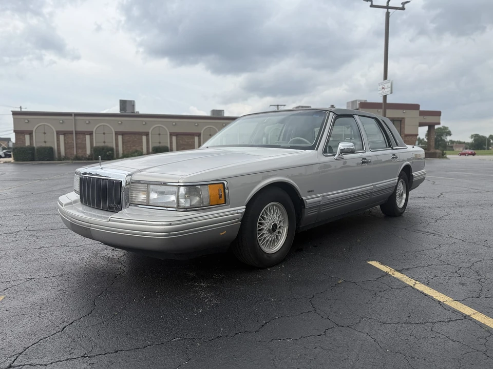 1991 Lincoln Town Car - Image 8 of 31