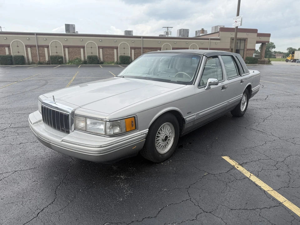 1991 Lincoln Town Car - Image 9 of 31