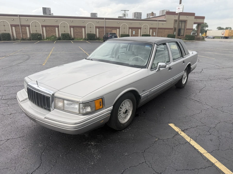 1991 Lincoln Town Car - Image 10 of 31