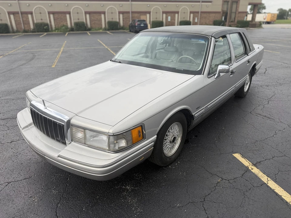 1991 Lincoln Town Car - Image 7 of 31