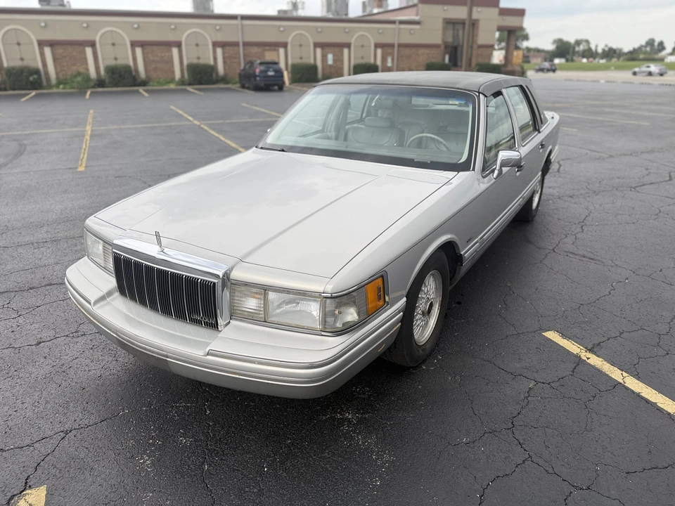 1991 Lincoln Town Car - Image 6 of 31