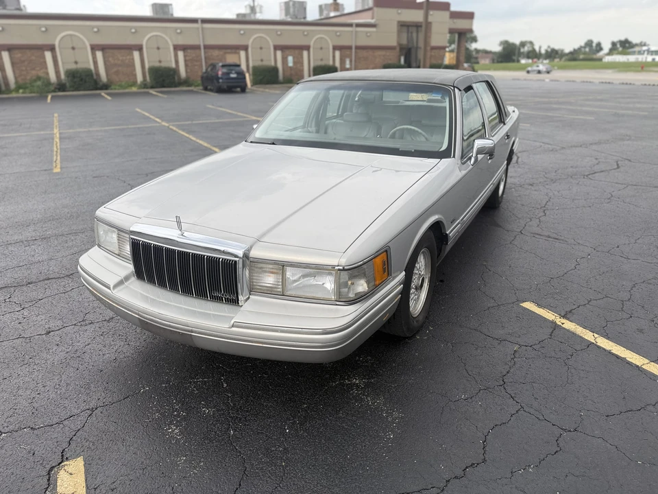 1991 Lincoln Town Car - Image 5 of 31