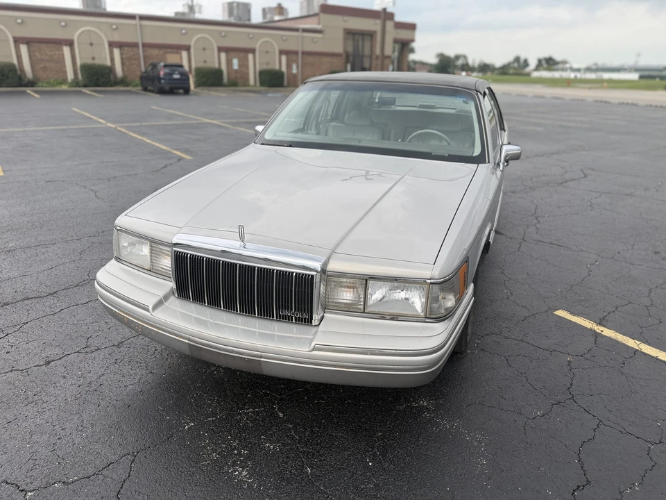 1991 Lincoln Town Car - Image 4 of 31