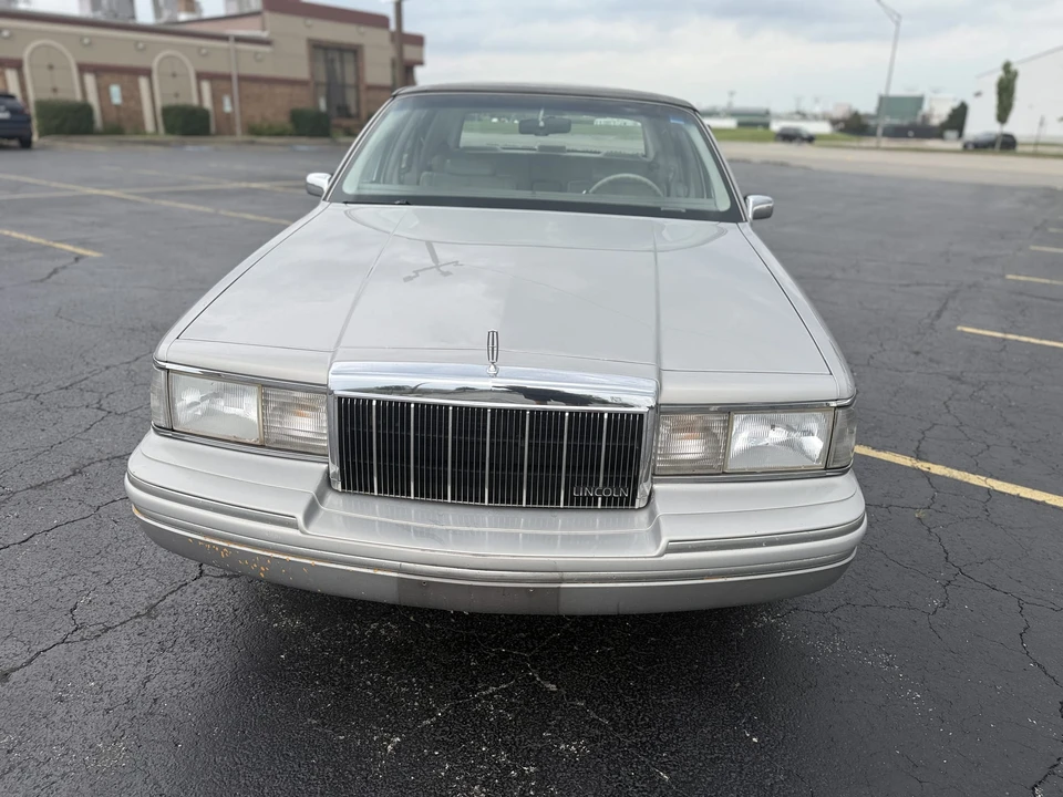 1991 Lincoln Town Car - Image 3 of 31