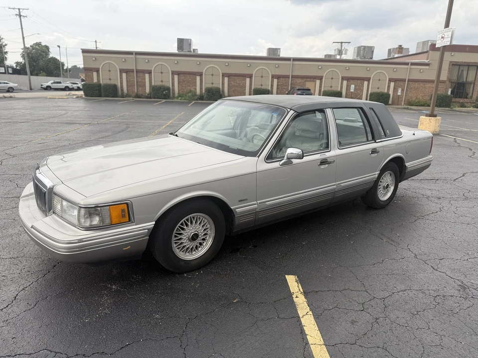 1991 Lincoln Town Car - Image 11 of 31