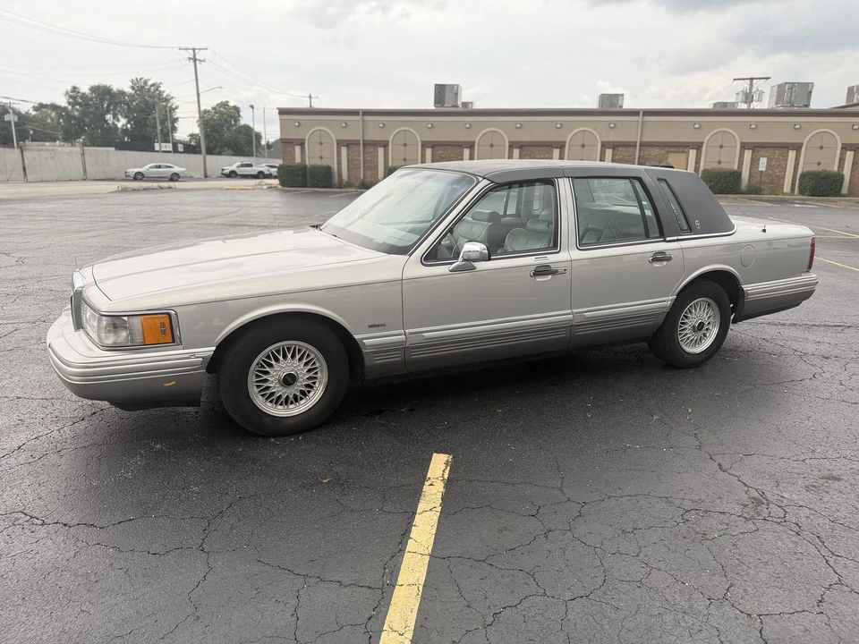 1991 Lincoln Town Car - Image 12 of 31