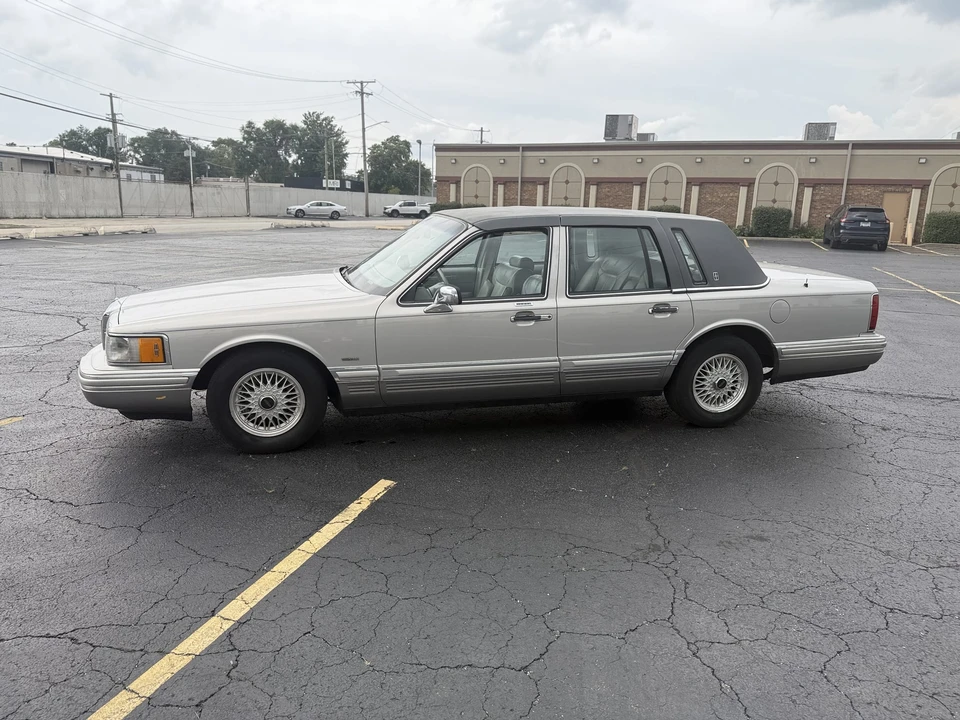 1991 Lincoln Town Car - Image 13 of 31