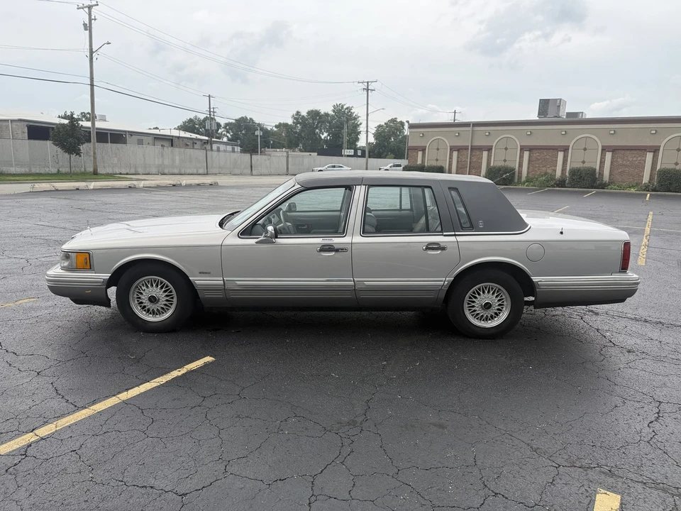 1991 Lincoln Town Car - Image 14 of 31