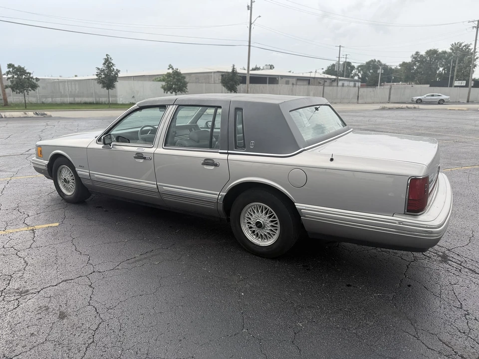 1991 Lincoln Town Car - Image 17 of 31