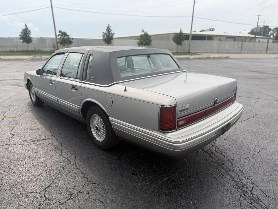1991 Lincoln Town Car - Image 19 of 31