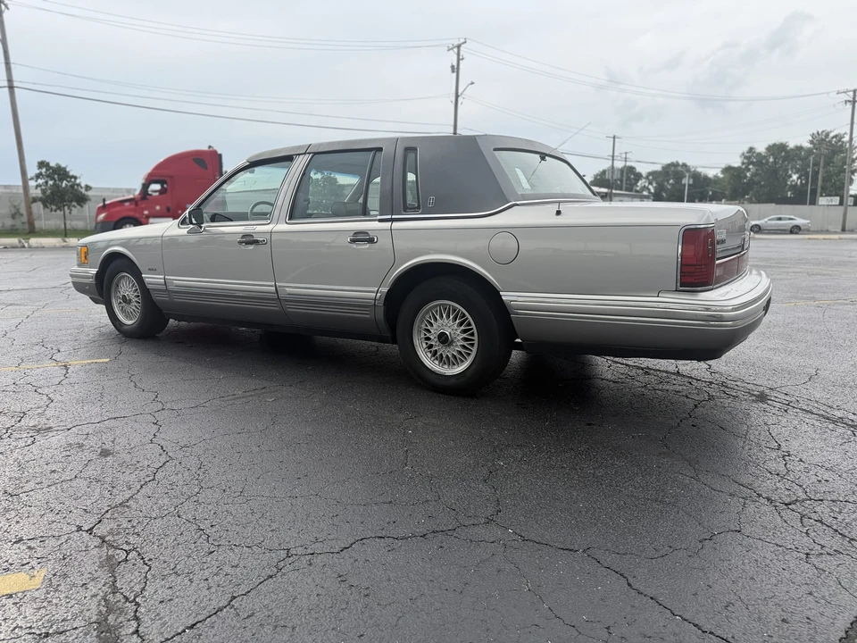 1991 Lincoln Town Car - Image 18 of 31