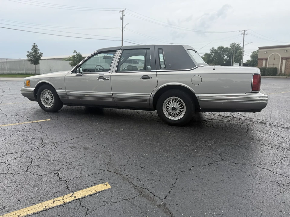 1991 Lincoln Town Car - Image 16 of 31