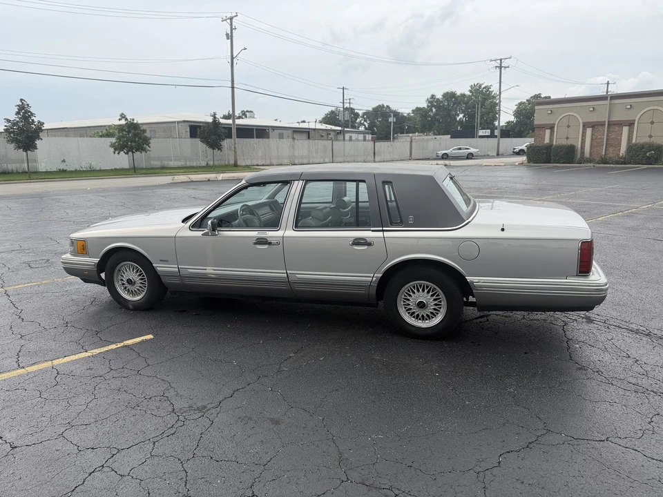 1991 Lincoln Town Car - Image 15 of 31