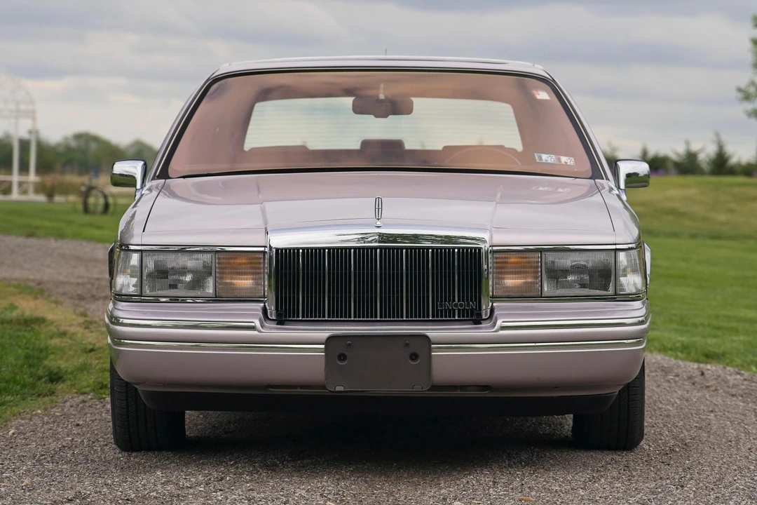 1991 Lincoln Town Car - Image 2 of 31