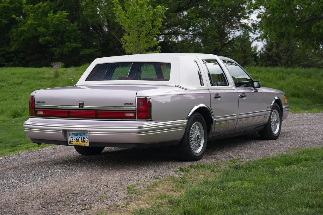 1991 Lincoln Town Car - Image 9 of 31