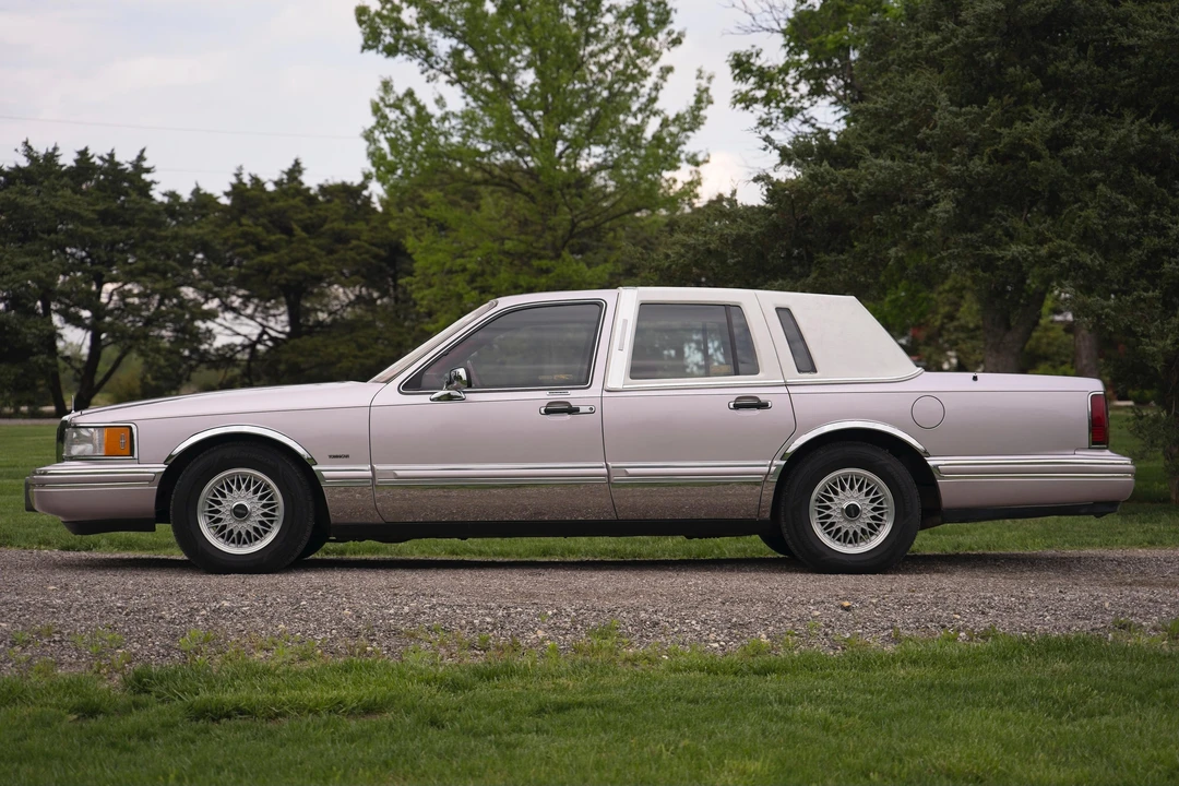 1991 Lincoln Town Car - Image 8 of 31