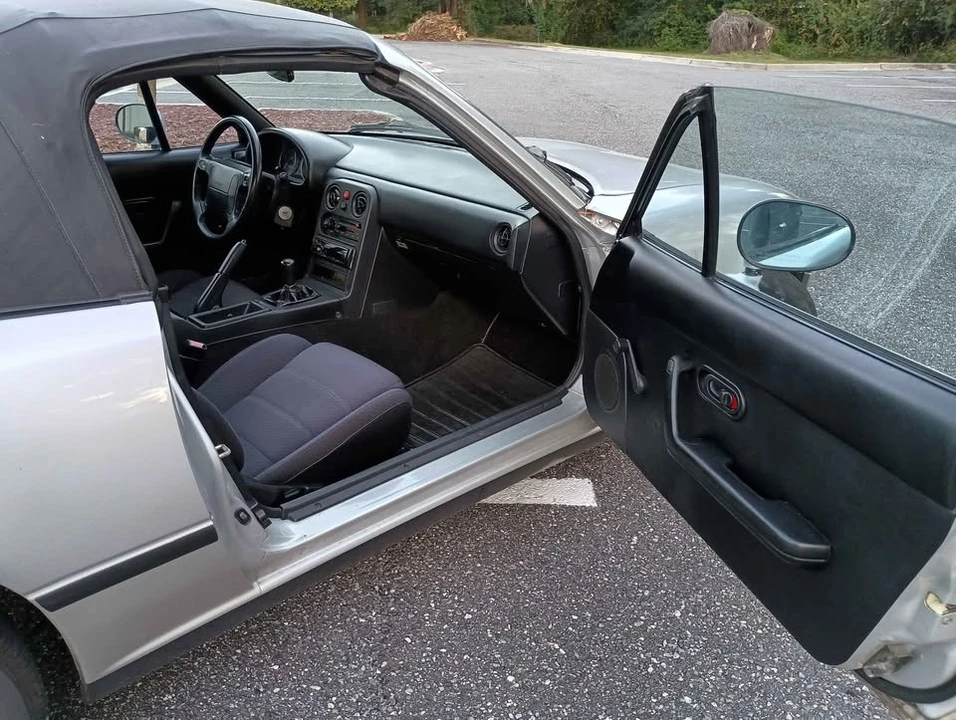 1991 Mazda NA MX-5 Miata - Image 5 of 10