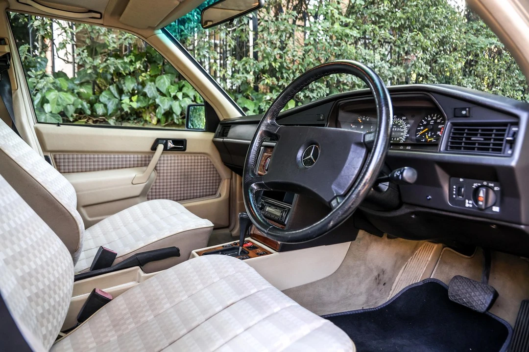 1991 Mercedes-Benz 190E - Image 10 of 30