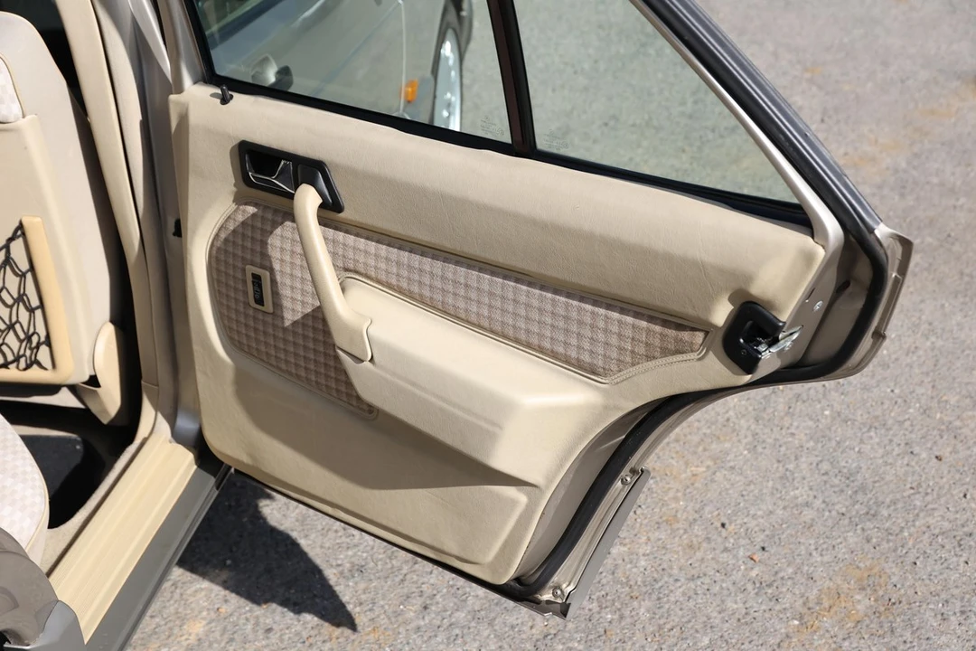 1991 Mercedes-Benz 190E - Image 24 of 30