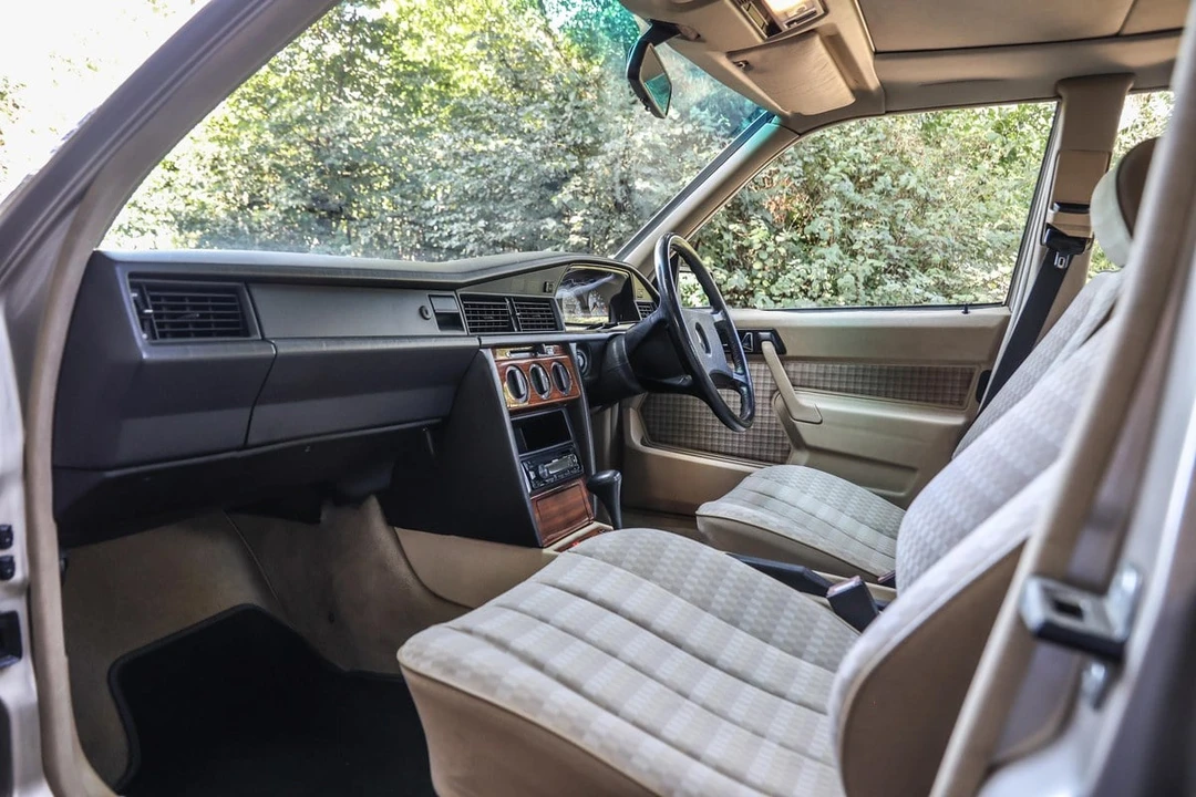 1991 Mercedes-Benz 190E - Image 18 of 30