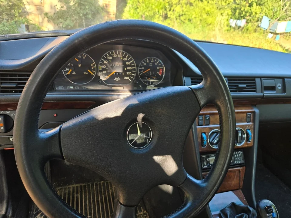1991 Mercedes-Benz C-Class - Image 11 of 30