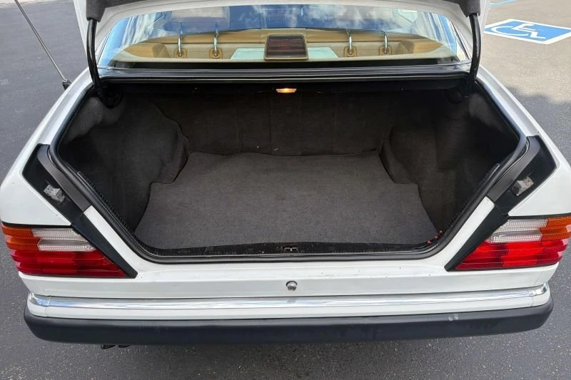 1991 Mercedes-Benz W124 E-Class - Image 11 of 20