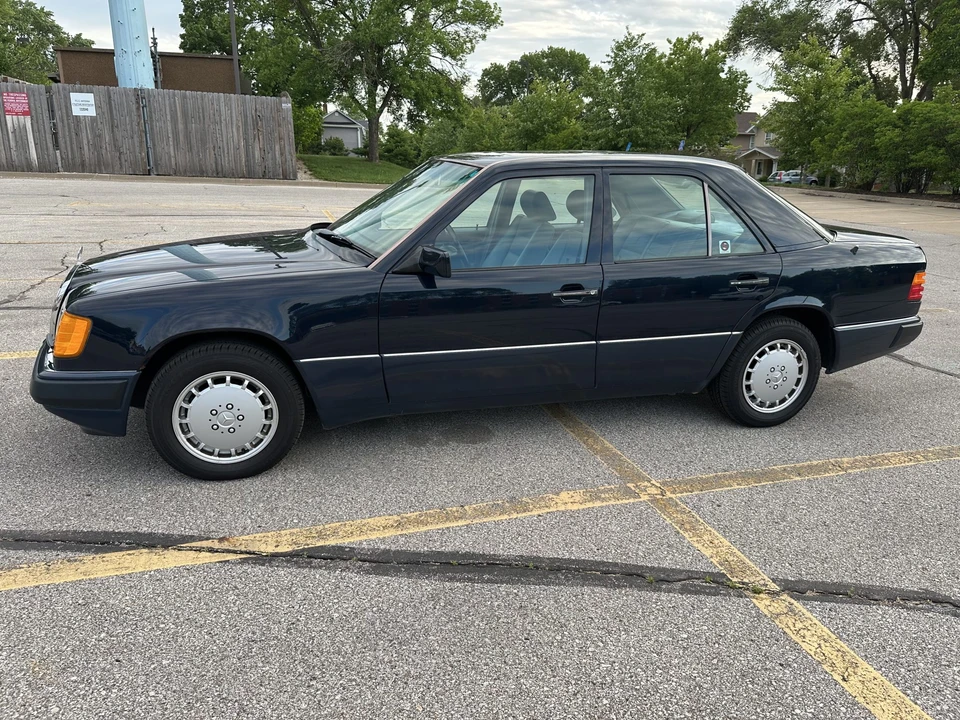 1991 Mercedes-Benz W124 E-Class - Image 2 of 31