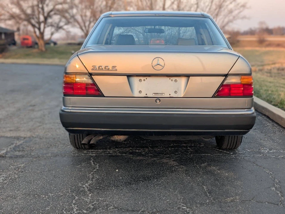 1991 Mercedes-Benz W124 E-Class - Image 9 of 16