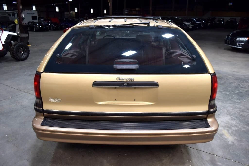 1991 Oldsmobile Custom Cruiser - Image 4 of 21