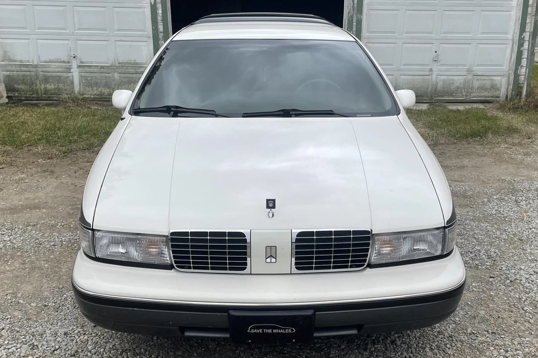 1991 Oldsmobile Custom Cruiser - Image 2 of 31