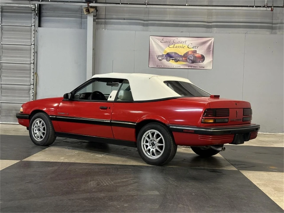 1991 Pontiac Sunbird - Image 4 of 31
