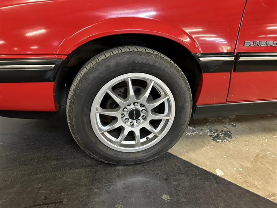 1991 Pontiac Sunbird - Image 10 of 31