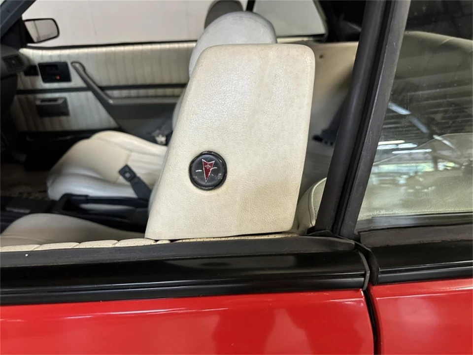 1991 Pontiac Sunbird - Image 20 of 31