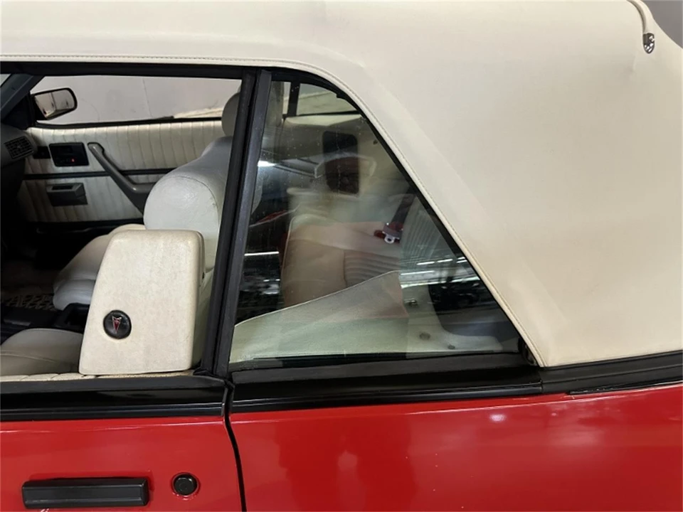 1991 Pontiac Sunbird - Image 21 of 31