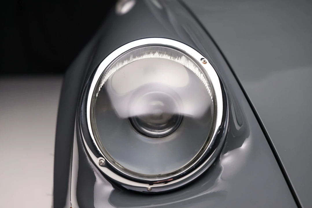 1991 Porsche 964 Carrera 4 - Image 25 of 31
